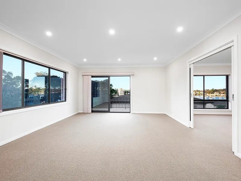 Superb 5 Bedroom Home With Water Views