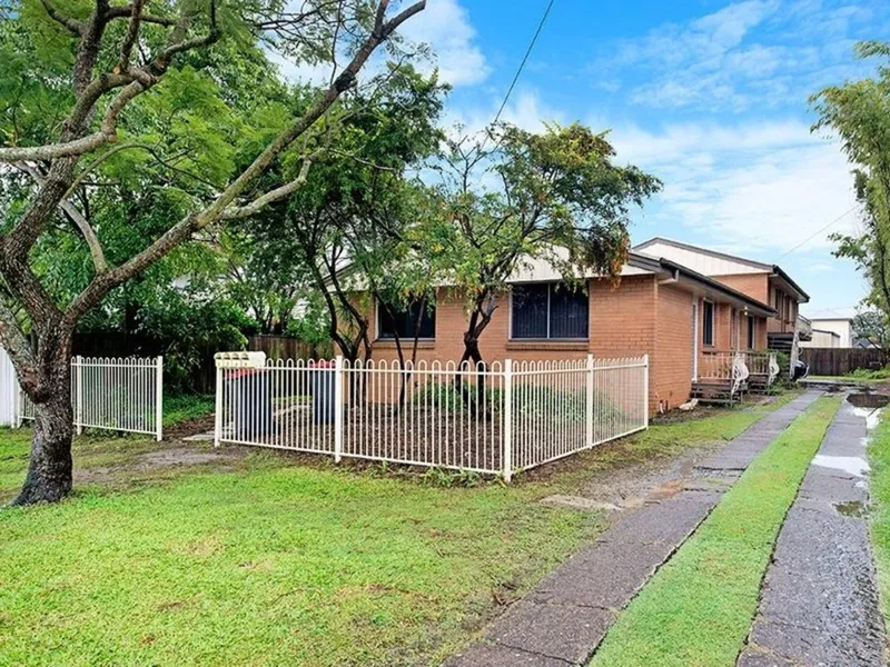 TIDY UNIT IN HAWTHORNE!