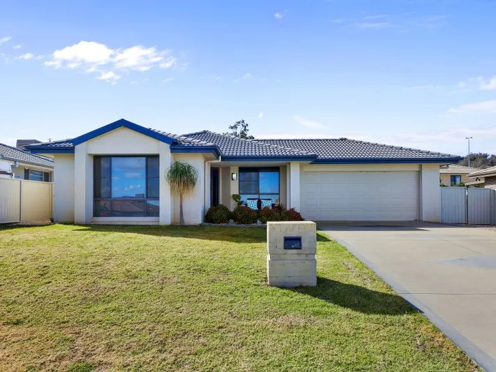 OXLEY VALE- Spacious Modern Family Home Located In Quiet Cul-de-sac With Elevated Views