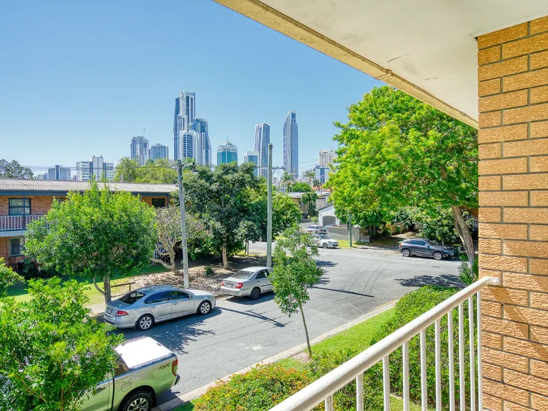 SPACIOUS 3 BEDROOM APARTMENT AVAILABLE JUST 8 MINS WALK TO CAVILL AVE.