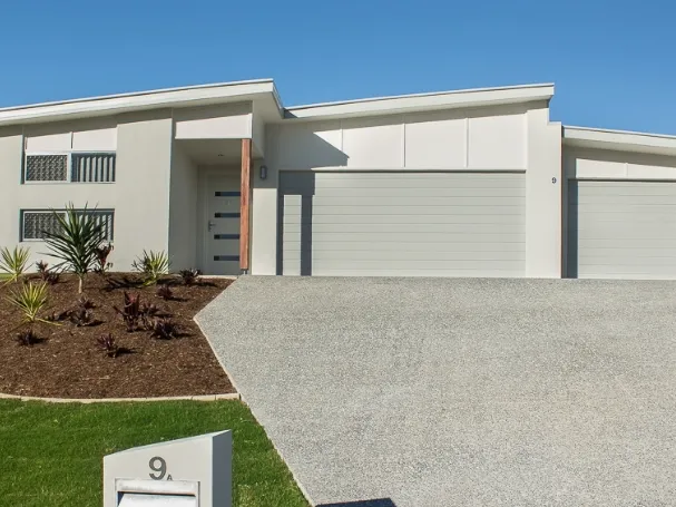 5 BEDROOM HOUSE / DUAL LIVING  PROPERTY ~ FULLY FENCED ~ GREAT OPPORTUNITY TO LIVE WITH EXTENDED FAMILY