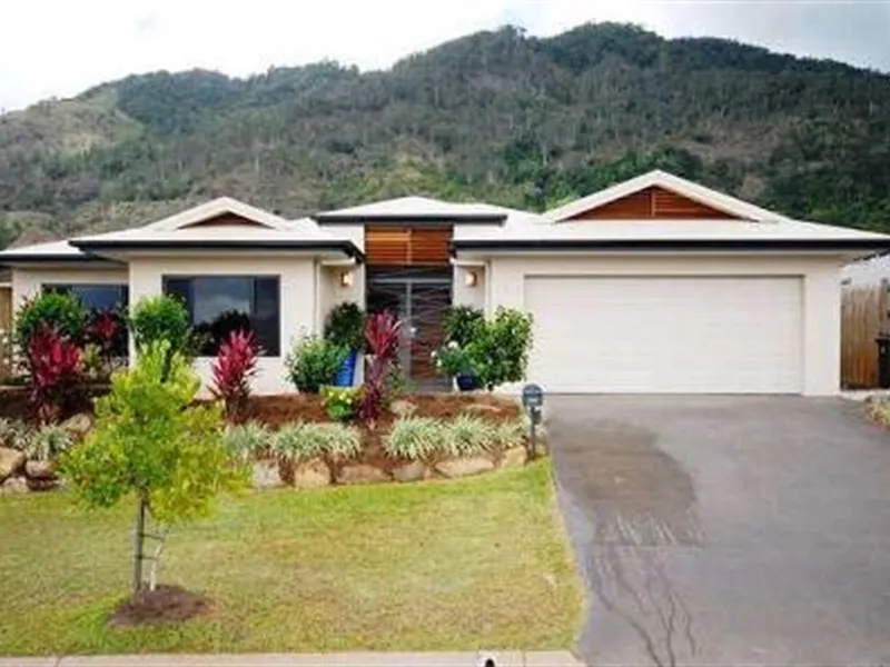 Modern tropical, spacious 4 bedroom home in picturesque Kanimbla Heights
