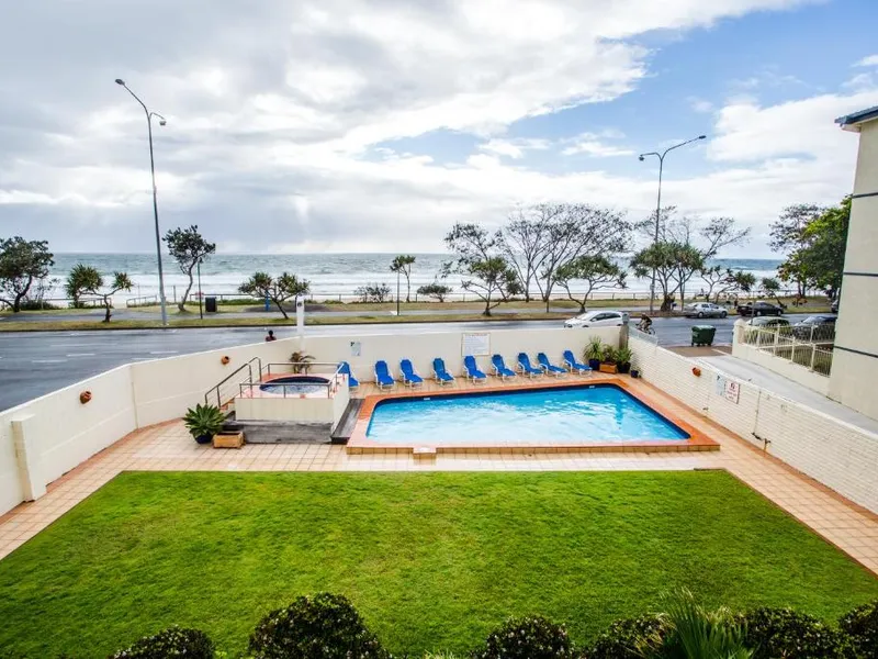 Surfers Paradise - Across the road from the Beach!!!