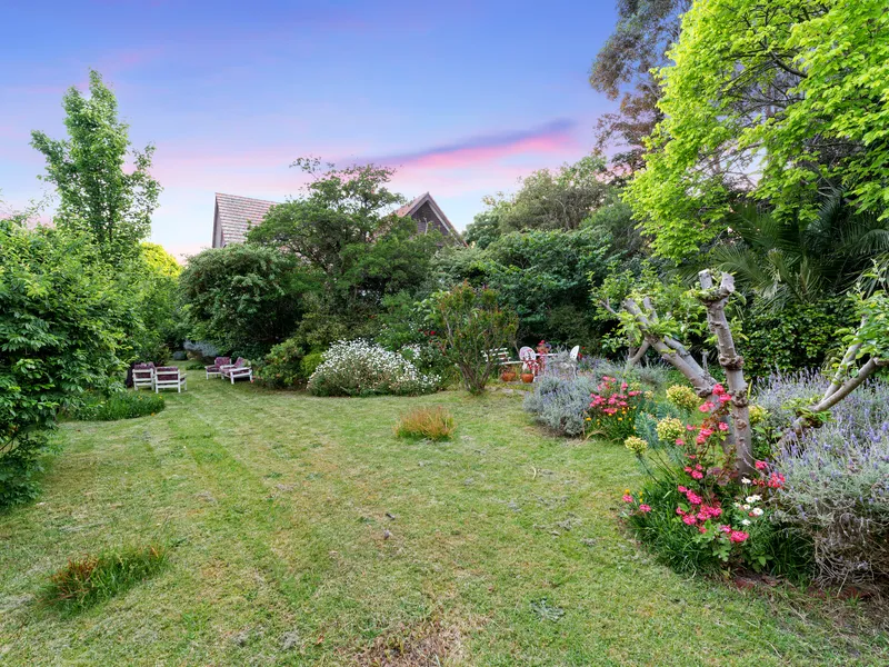 A prestigious house hidden in a 1651m2 land, Circa 1916