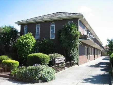 Ground floor Good Value LARGE APARTMENT - Close to Glenhuntly Station & Shops