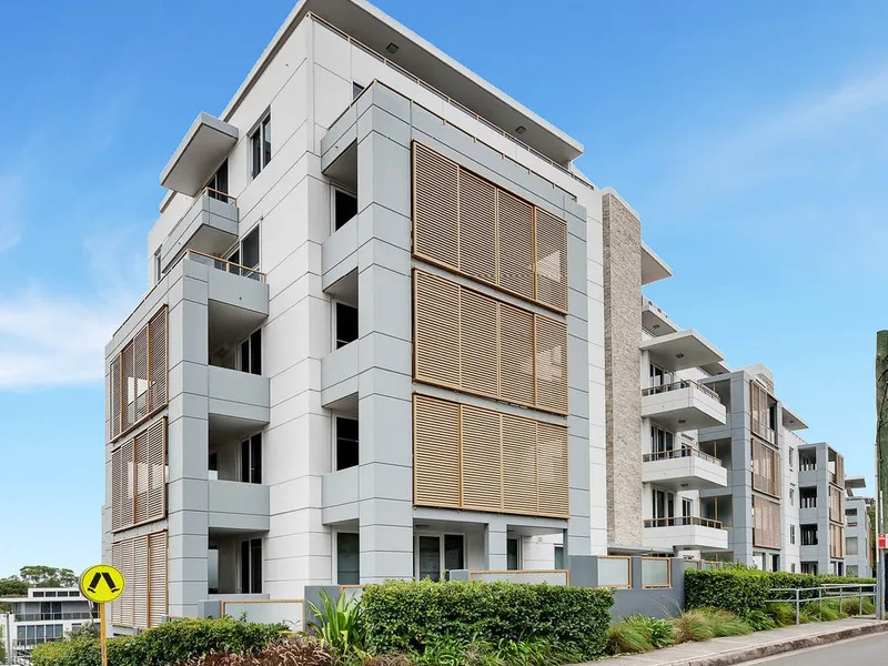 1 BEDROOM UNIT +BIG STUDY AND PARKING AVAILABLE NOW! DON'T MISS OUT! LOCATED NEAR RAILWAY