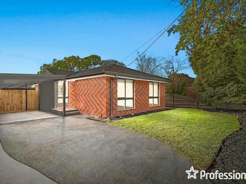 LOCATION PERFECT AND HOME WITH STYLISH, MODERN APPEAL