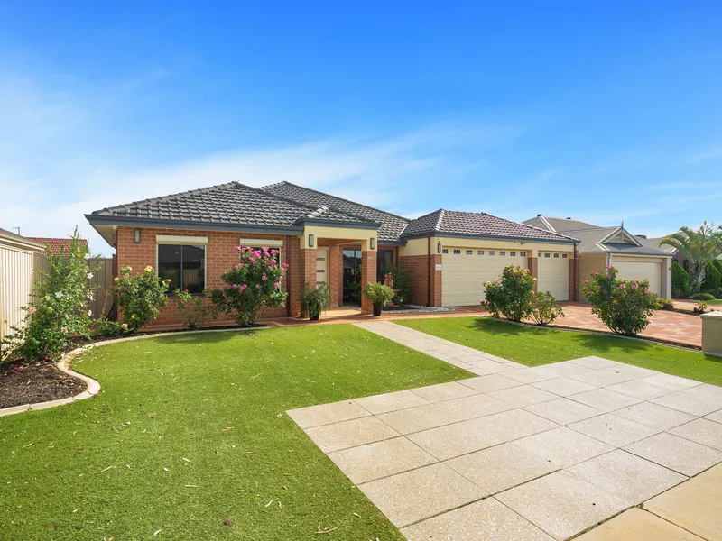 STUNNING SPACIOUS FAMILY HOME!!