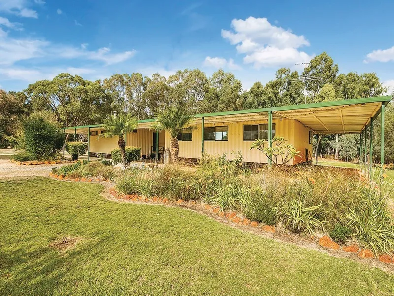RURAL LIVING AT IT'S FINEST: 5x1 HOME WITH DUAL LIVING AREAS ON A 1 ACRE BLOCK - CLOSE BY TO KWINANA FREEWAY!
