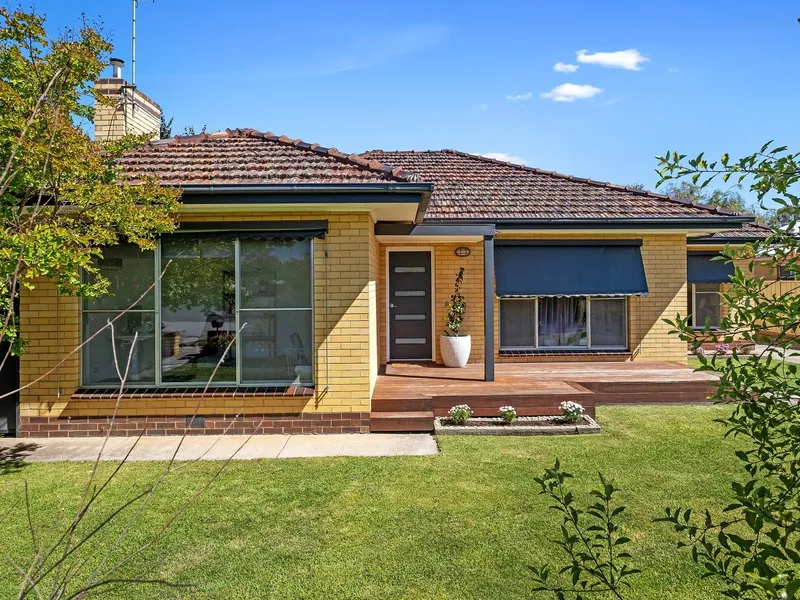 Superb Flora Hill Home