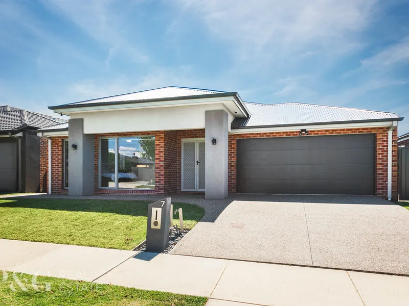 Immaculately Presented Family Home in Livingston Estate! 