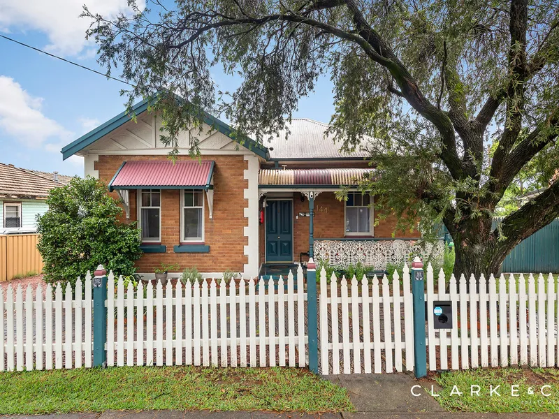 VICTORIAN BEAUTY RIGHT IN THE HEART OF TOWN!