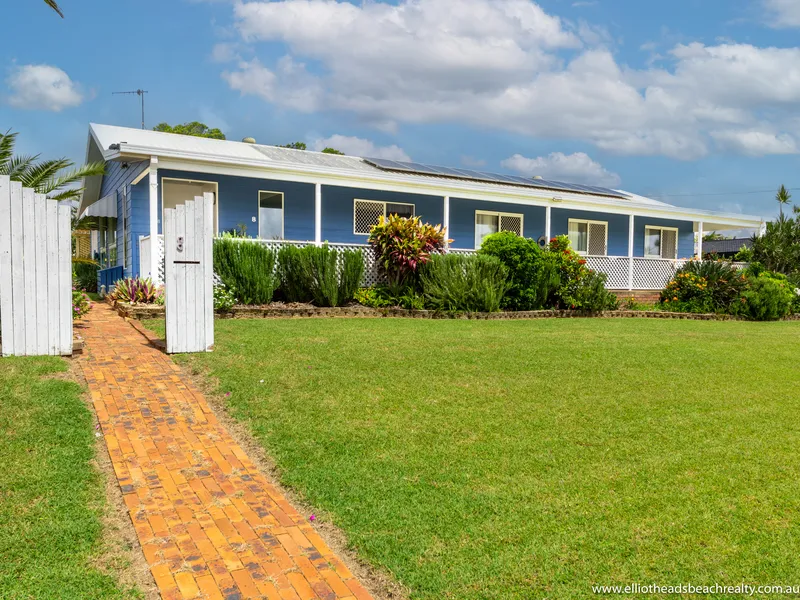 CAPTIVATING BEAUTIFUL BLUE BEACH HOUSE