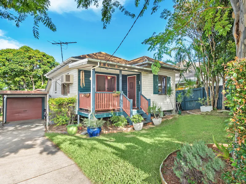 CHARACTER COTTAGE ON 673SQM - MOVE IN, BUILD OR INVEST