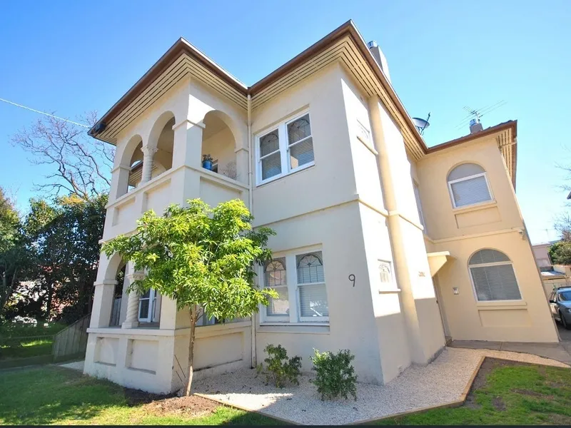DELIGHTFUL AND SPACIOUS RENOVATED APARTMENT