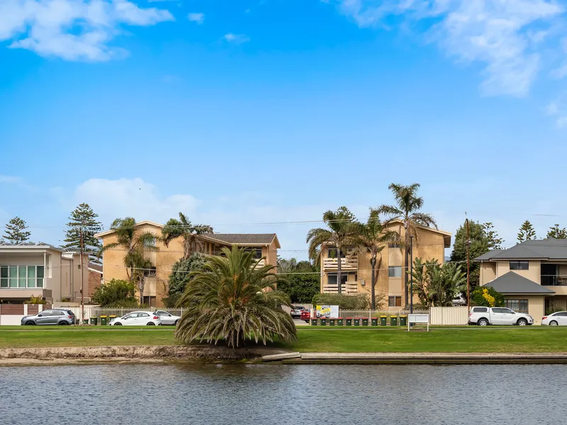Two bedroom apartment in Glenelg North!