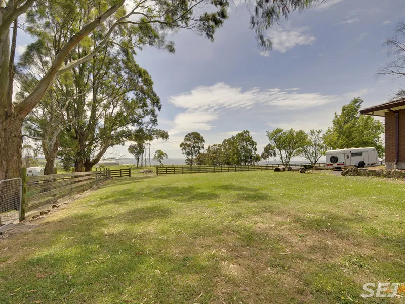 5.5 ACRES of county life!