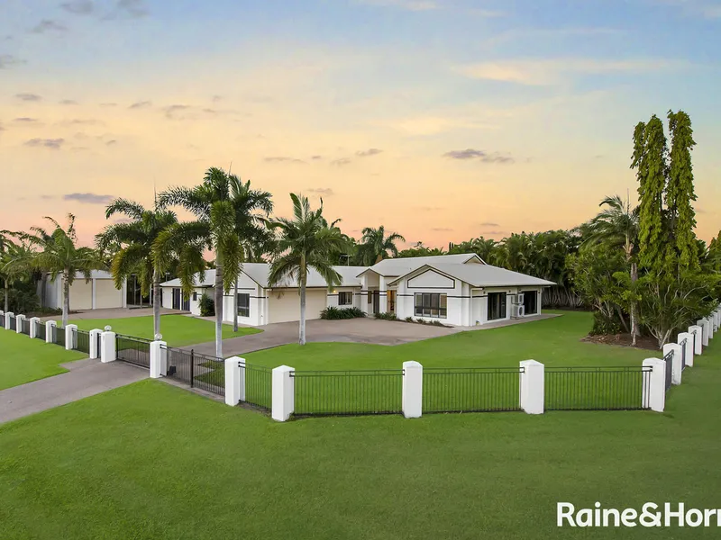 Executive family home, Plus 2 Bed Granny flat, Pool, Shed, Solar, Bore.