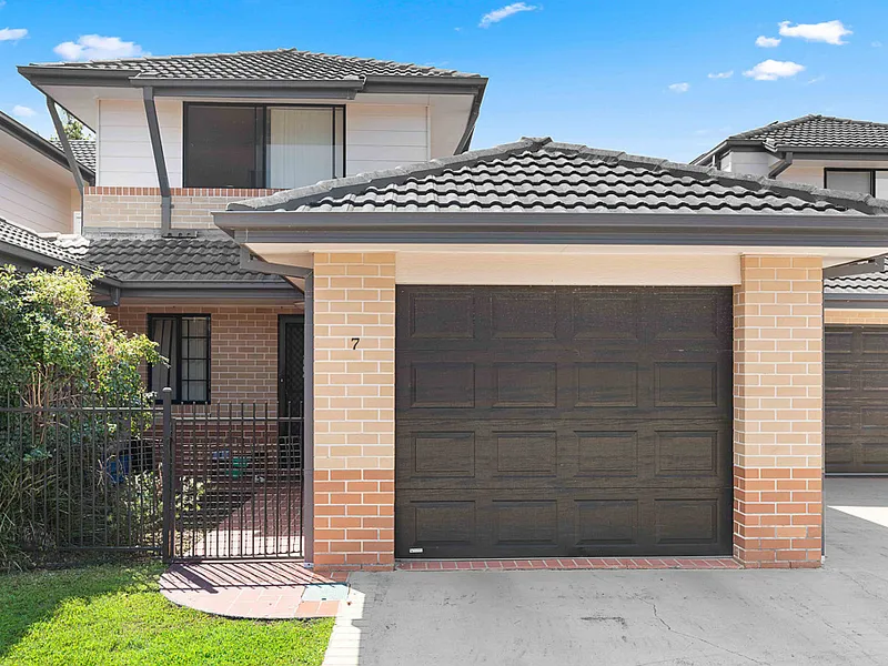 LOW MAINTENANCE TOWNHOUSE - REF 4011