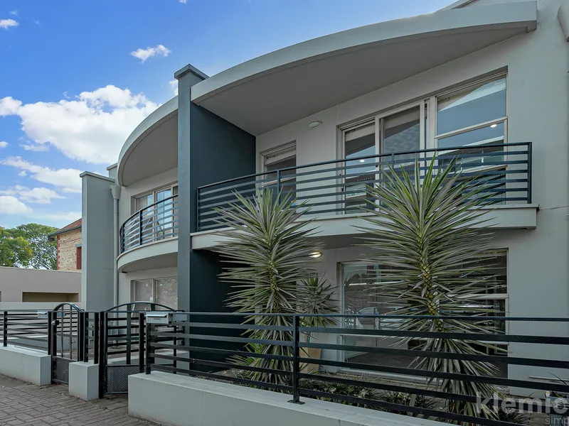 SLEEK & STYLISH TOWNHOUSE.