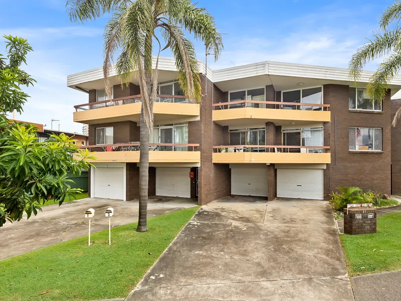 RENTED AT $690 P/W - SMALL BLOCK OF 4 ON 604M2 - RIVER VIEWS - MINUTES WALK TO SURFERS PARADISE CBD