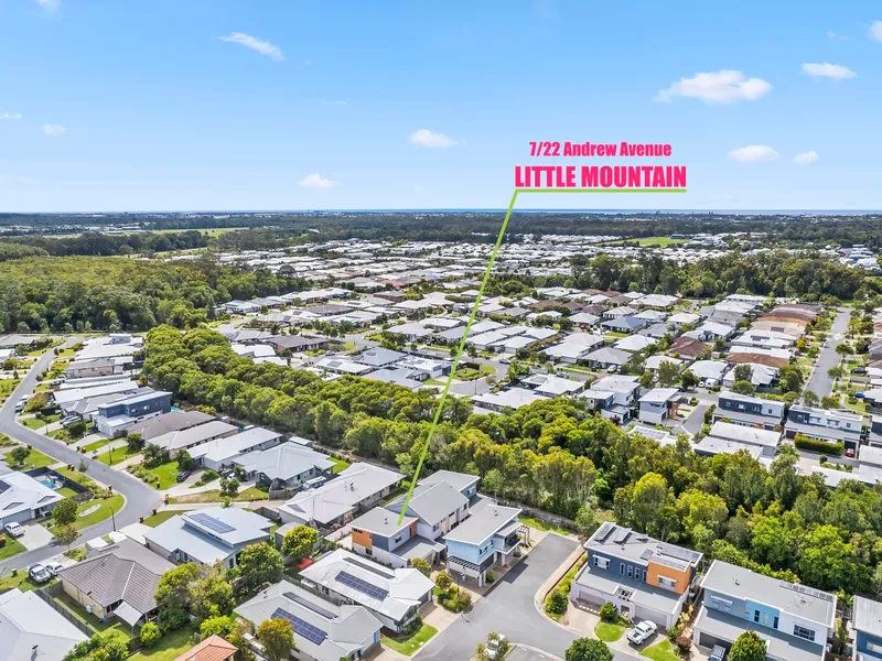 LIGHT, BRIGHT AND AIRY TOWNHOUSE