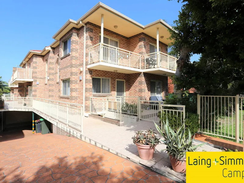 Large Modern Townhouse, Great Location