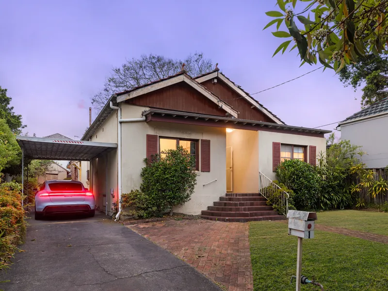Classic Golden Mile home enjoys a north-facing garden with unlimited potential