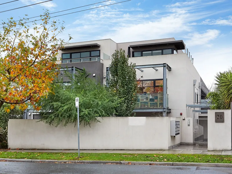 LUXURY CONTEMPORARY APARTMENT IN THE HEART OF CAULFIELD NORTH