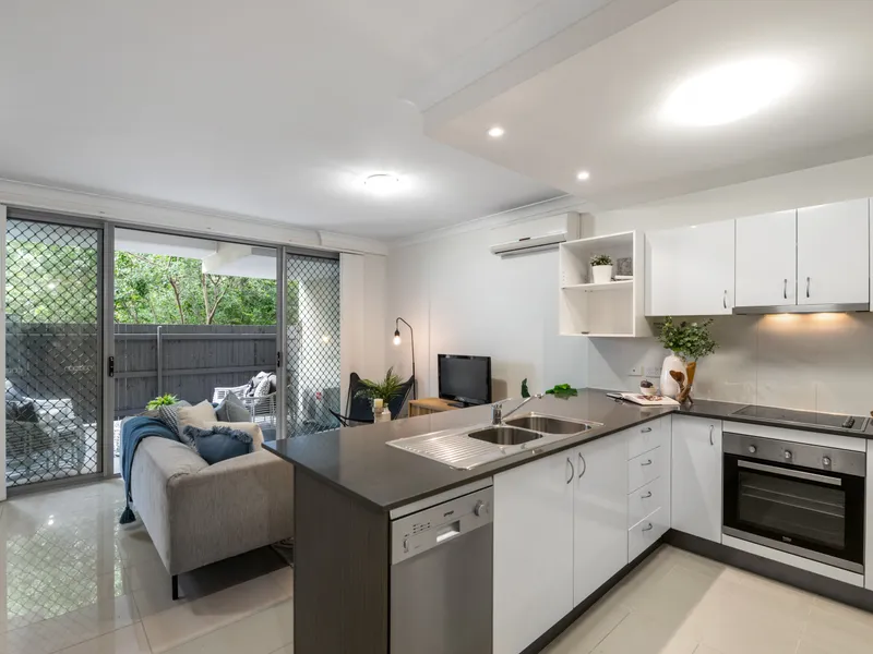 Spacious, courtyard apartment in boutique block