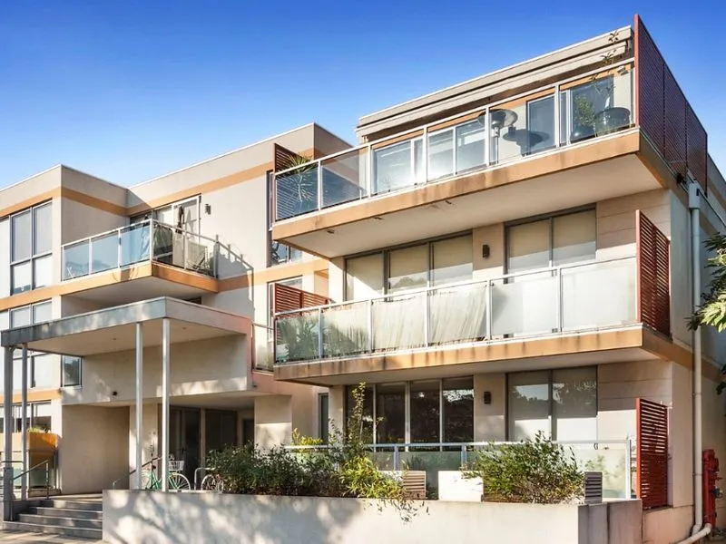 WELL LOCATED 2 BEDROOM APARTMENT