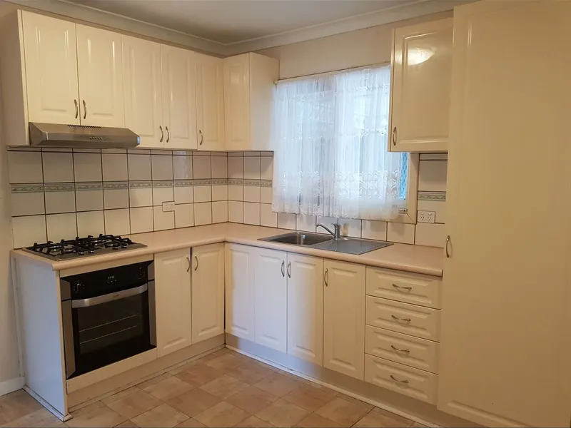 Alex Dabag presents.. Granny flat at the back!