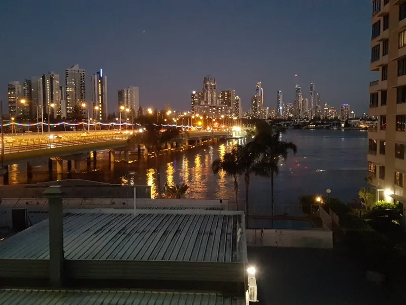 Southport  Broadwater bright  modern Studio - Amazing Water View!