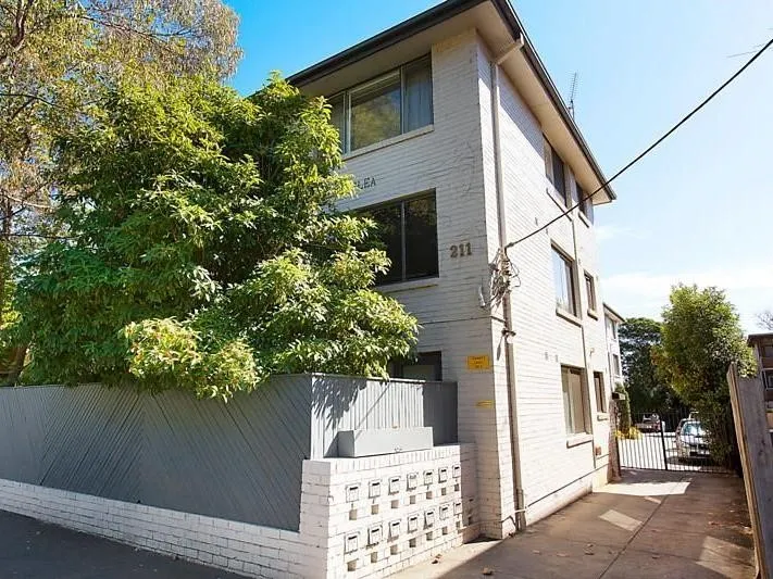 One Bedroom right near Ripponlea Estate!