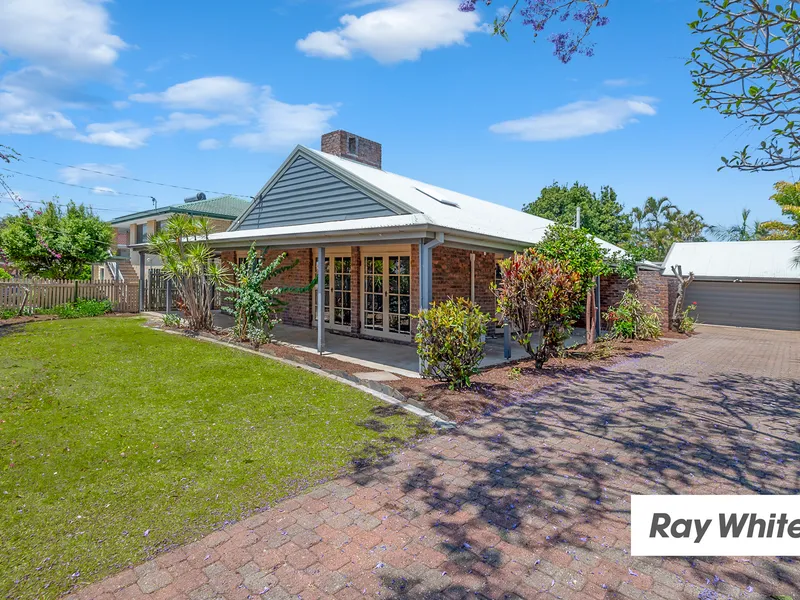 Charming Queenslander-Style Home with 895m2 land in the Heart of Macgregor!