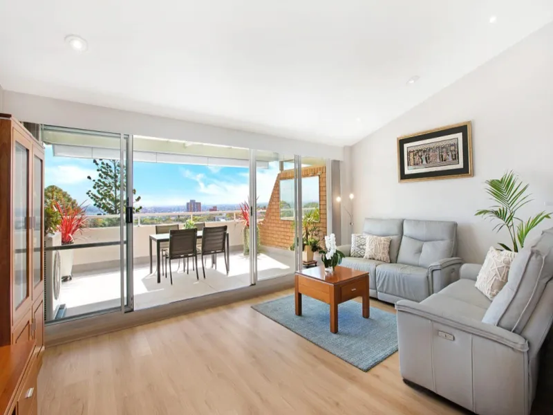 Top floor house like apartment with sweeping harbour views
