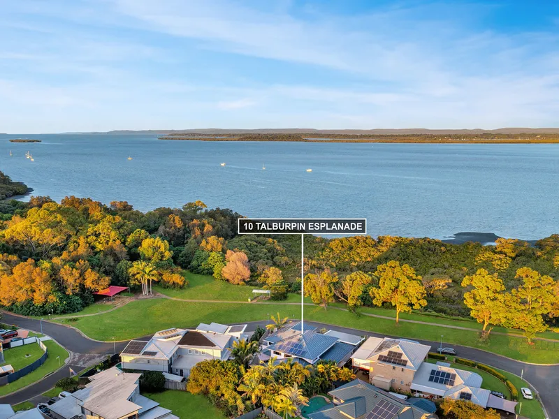 Luxurious Bayview Retreat with Parkland Serenity