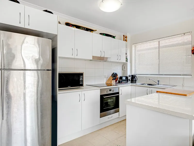 Large 1 Bedroom Unit in Fantastic Location