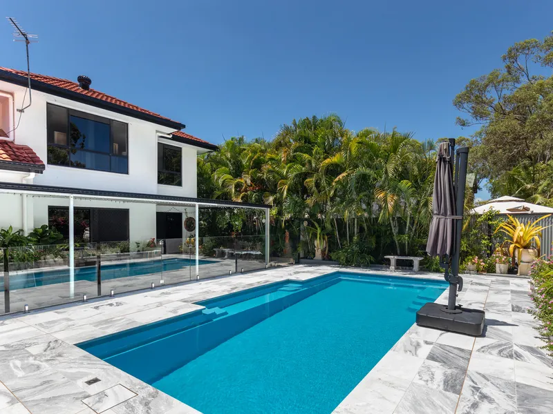 INDIVIDUAL TROPICAL OASIS WITHIN WALKING DISTANCE TO THE SANDY BEACH AND YOUR OWN PERSONAL REAR GATE ONTO THE LINKS CORRIDOR CYCLE PATH.