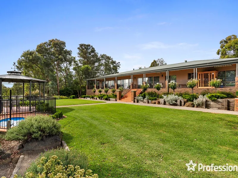 A SOPHISTICATED AND SERENE LIFESTYLE ON 3 ACRES