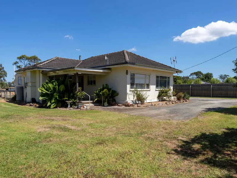 2 ACRES WITH FAMILY HOME AND LARGE SHED/WORKSHOP IN DEVON NORTH.