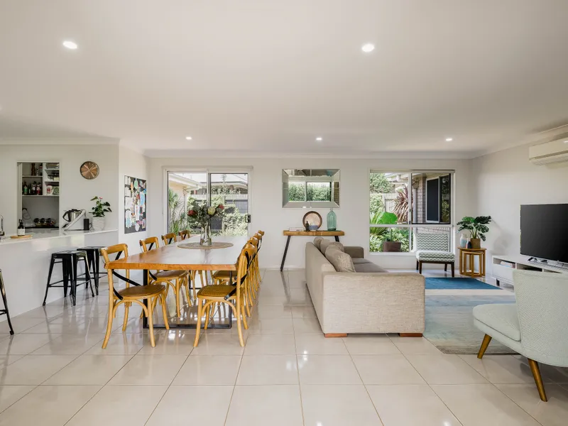 Five Bedrooms, Three Living Areas + Shed on 906m2