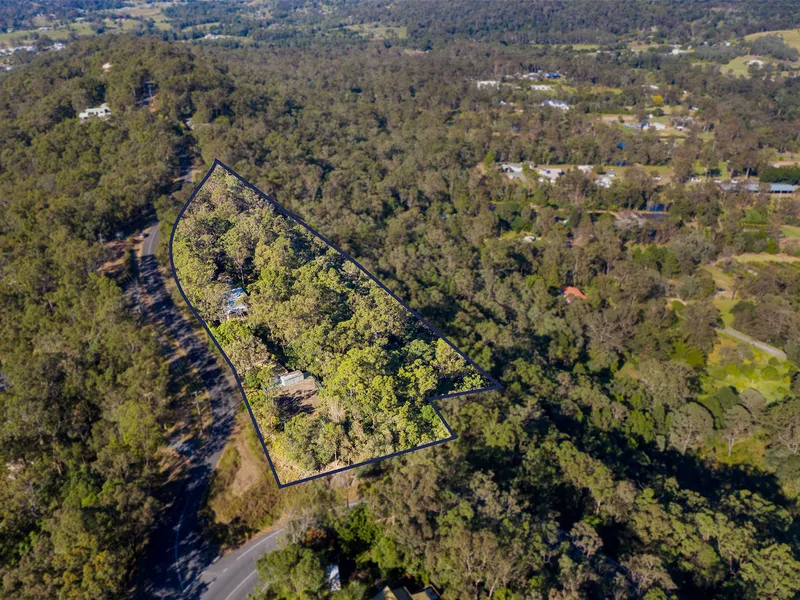 Rustic country home nestled on 7406m2 of bushland with mountain views.