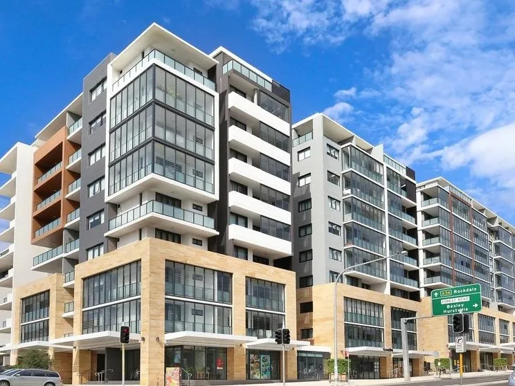 Near new apartment steps from shops and transport