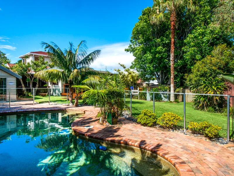 Peaceful family home with Swimming Pool