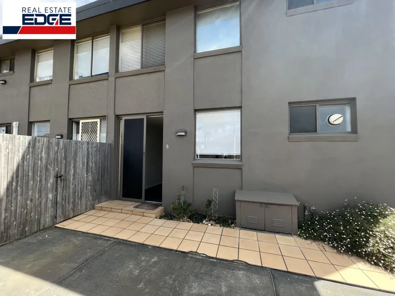 SUPERB ONE BEDROOM APARTMENT IN THE HEART OF MARIBYRNONG