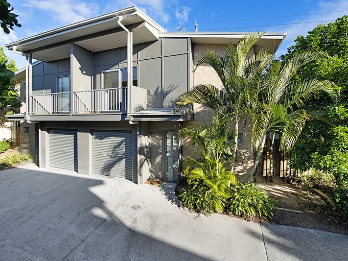 Spacious 4 BR townhouse + lap pool, walk to Woolworths & shops