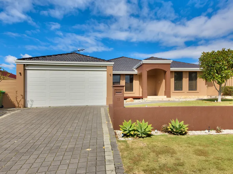 STUNNING LARGE  FAMILY HOME