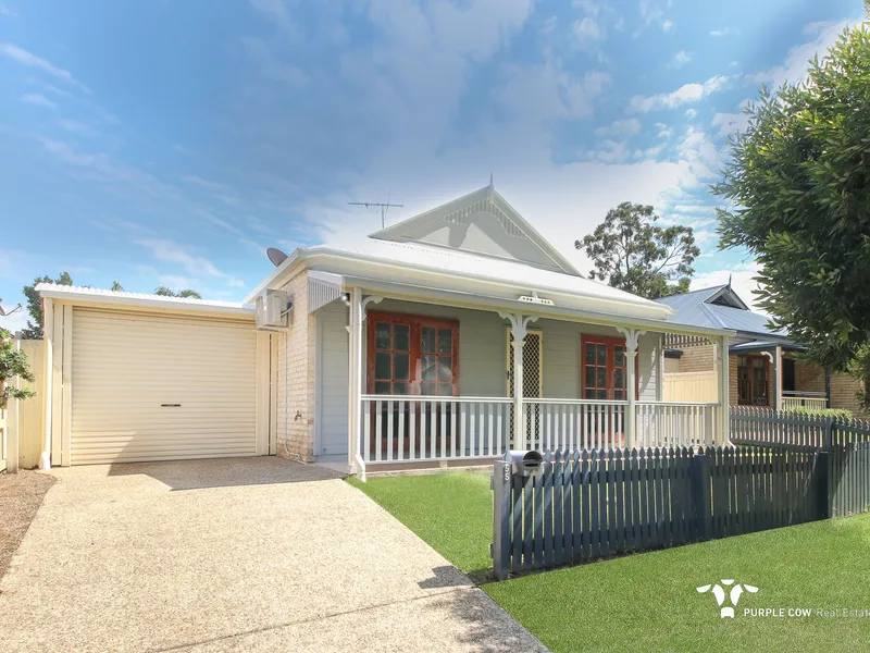 Quaint cottage with Picket Fence and Private Courtyard