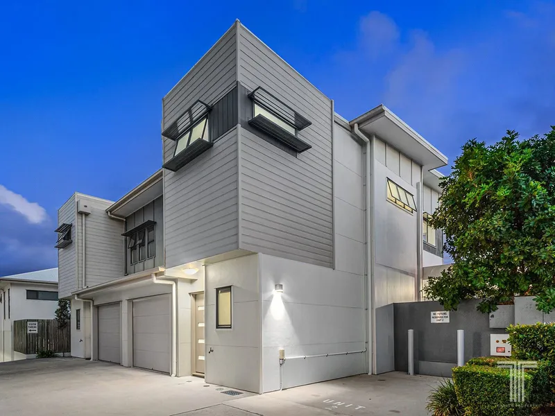 Modern Townhouse only 3 Minutes from Westfield Carindale